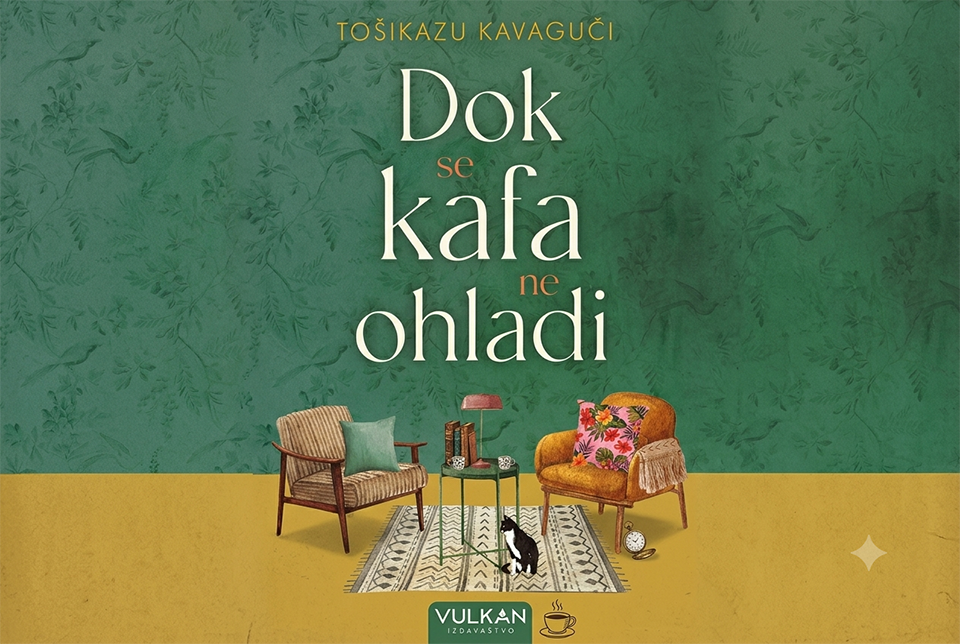 Naslovna strana knjige „Pre nego što se kafa ohladi“ autora Tošikazua Kavagučija, Vulkan izdavaštvo, sa ilustracijom dve fotelje, stočića i mačke.