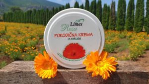 семејна крема на лимес, поставена во поле со невен