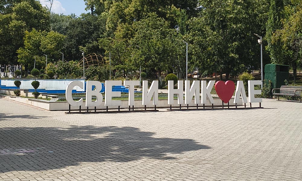 Velika bela slova sa crvenim srcem koja ispisuju ime Sveti Nikole na gradskom trgu